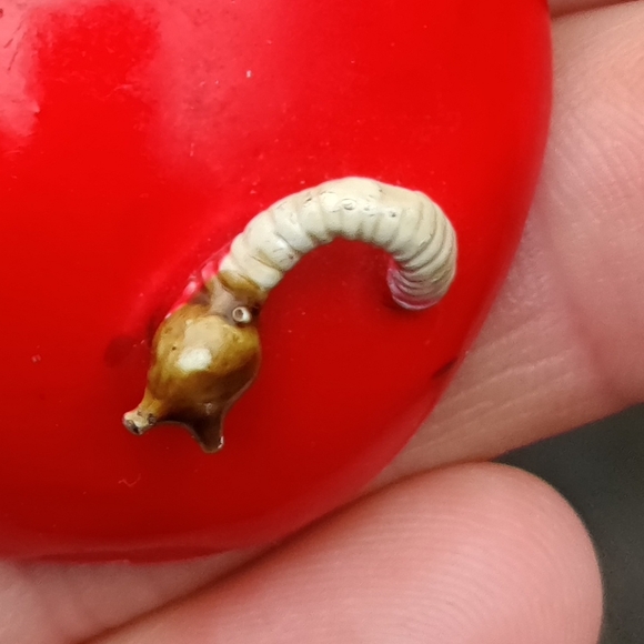 🍎 Vintage Original By Robert Worm In Red Apple Brooch/Pin - Picture 4 of 4